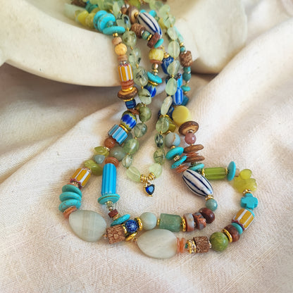 A Long multi-turn necklace Blue/green