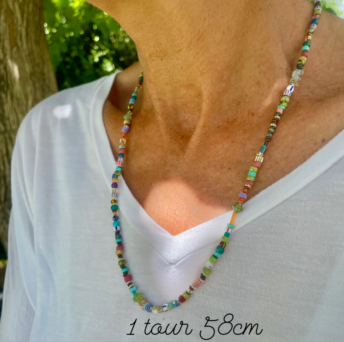 Collier décoratif en perles multicolores, collier en pierres colorées, plusieurs rangs - Michelle - France Collier décoratif en perles multicolores, collier en pierres colorées, plusieurs rangs - Michelle - France